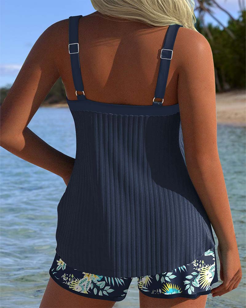 Prugasti dvodijelni tankini s odgovarajućim kupaćim gaćicama